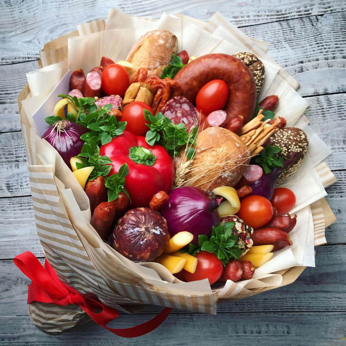 Sedobnyj-buket-91.-Buket-dlya-muzhchiny-iz-kolbas-i-ovoshhej.jpg